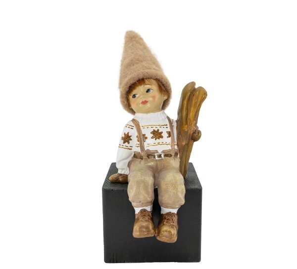 Nissegutt sitter holder ski, brun lue