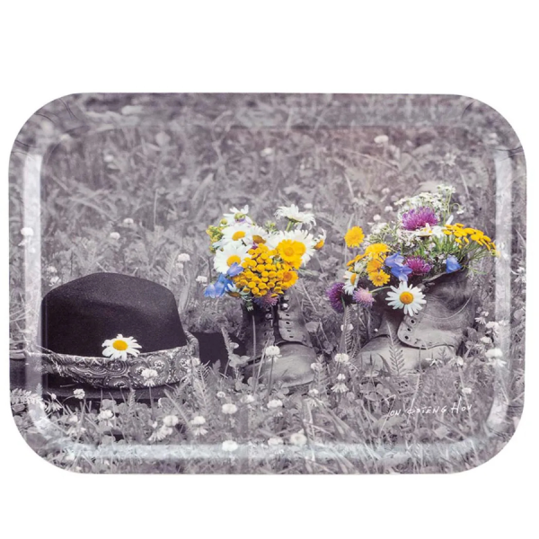 Brett i bjørkelaminat, Blomster i sko, Pryd